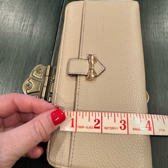 Anne Klein beige pebbled faux leather zip-around wallet gold-tone bow accent - Picture 9 of 9